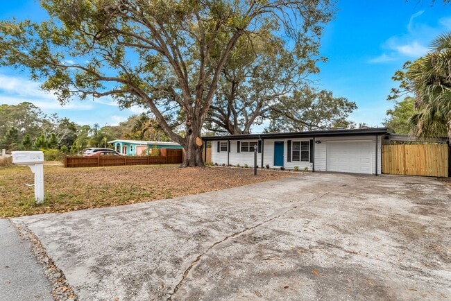 Foto del edificio - Large 3bdrm/2bath Home with garage & carport ** Lots of room** $2200.00**