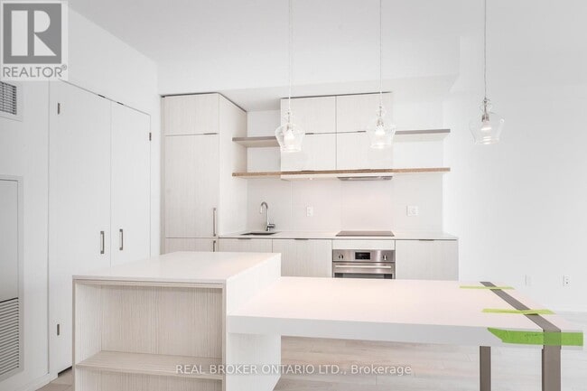 Building Photo - 197 Yonge St