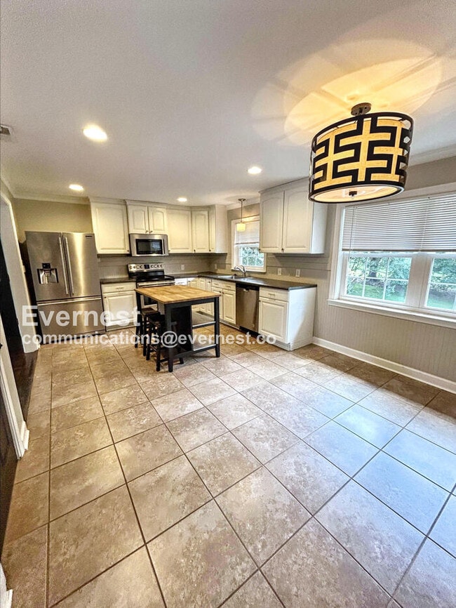 Building Photo - 950 Marguerite Dr