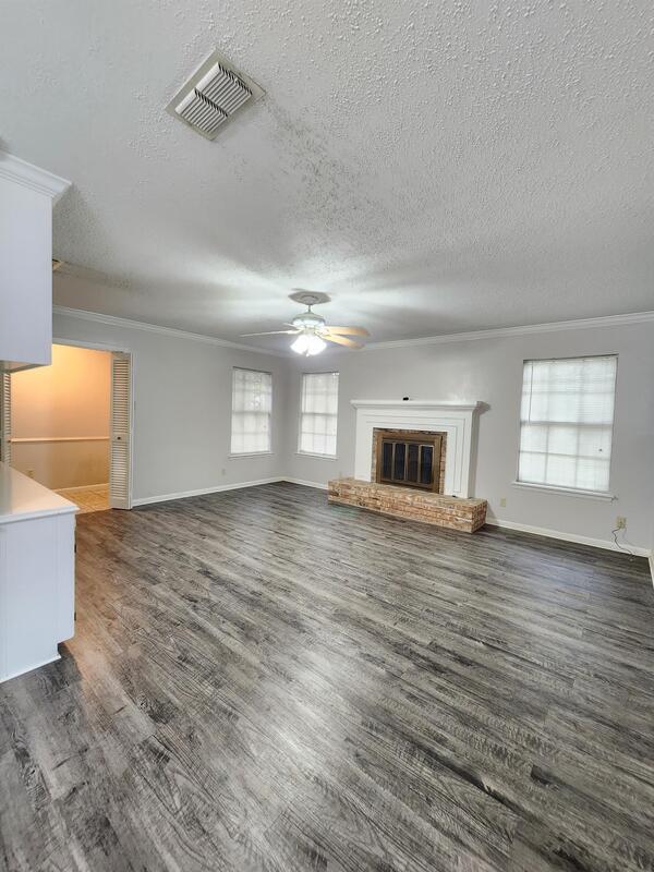 Building Photo - 420 Top Hill Dr