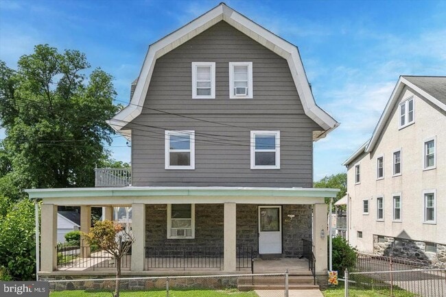 Building Photo - 660 Loraine St