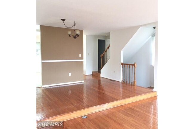 Building Photo - SPACIOUS END  UNIT TH