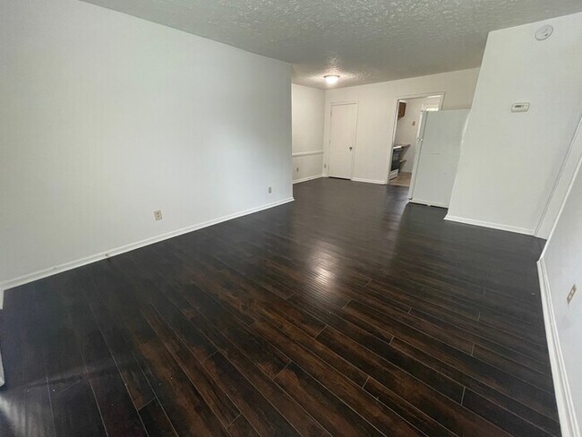 Building Photo - 2BD/1BA Second Story Condo