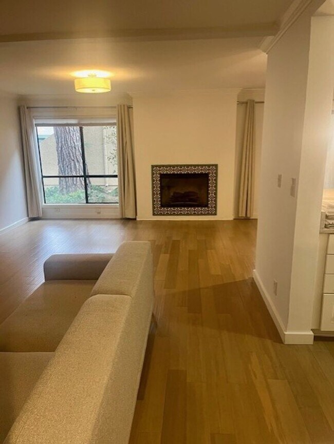 Foto del edificio - Beautiful Update 2 Bedroom 2 Bathroom Condo