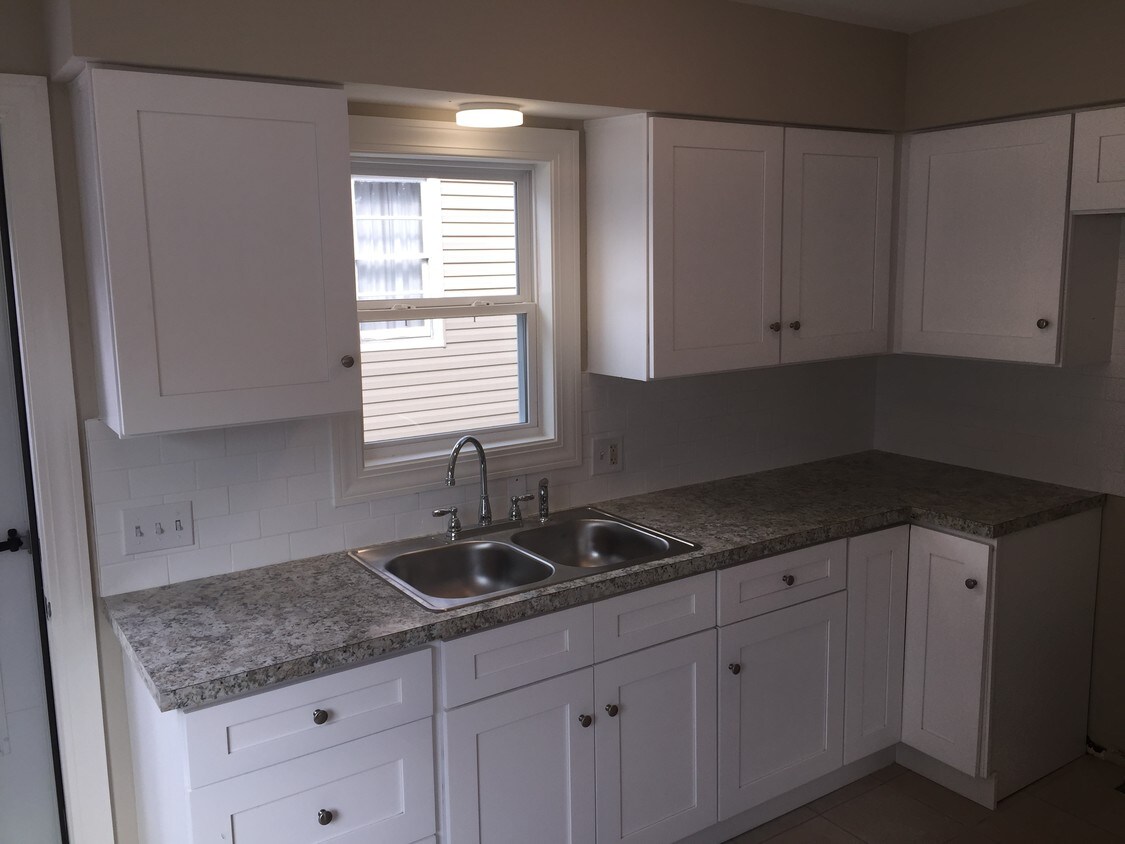 Building Photo - 878 Delia Ave