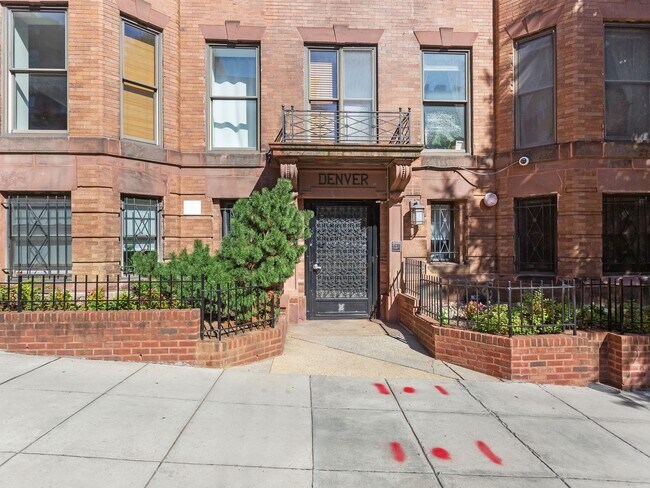 Foto del edificio - Charming 2BR/2BA Condo Near U Street with Modern Finishes and Prime Location