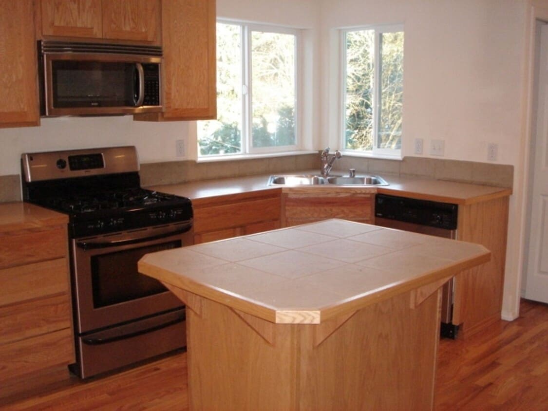 Primary Photo - Woodinville Duvall Road. 4 bed. +den. 2.5 ...