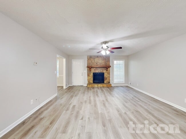 Foto del edificio - 3376 Poplar Dr