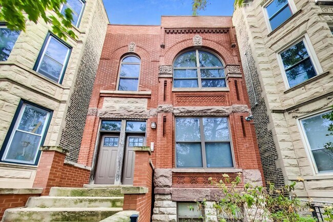 Building Photo - 847 N Damen Ave