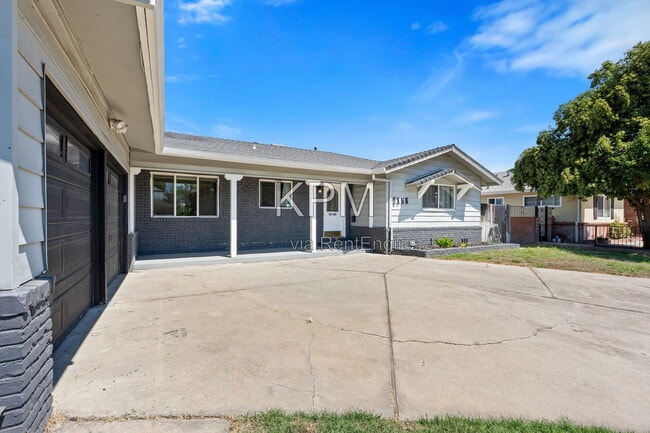 Building Photo - 2155 Portola Ave