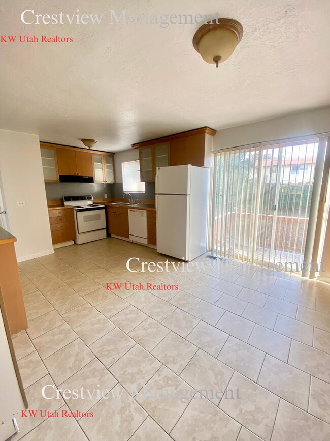 Building Photo - Spacious Home in Magna – Convenient Location!