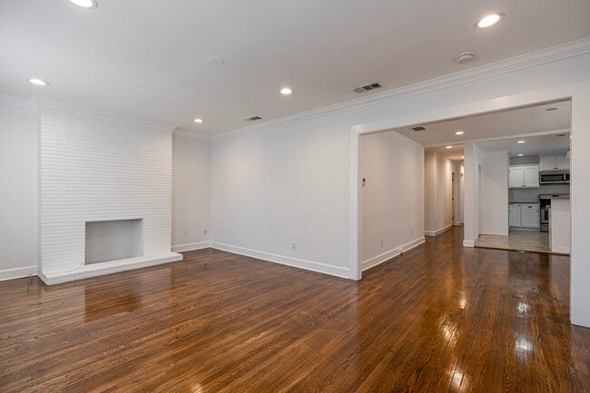 Building Photo - 1316 N Mariposa Ave