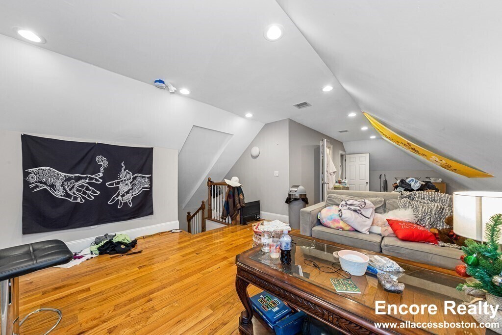 Foto principal - 70 Hillside St