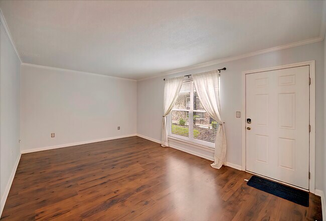 Building Photo - 867 Colony Dr