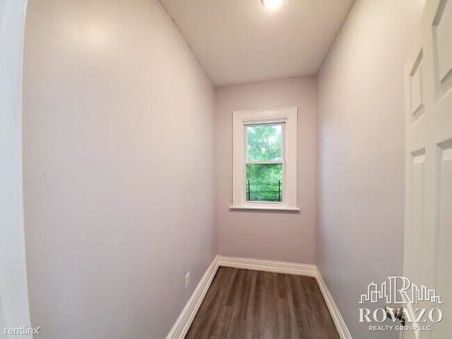 Foto del edificio - 4 br, 1 bath Apartment - 107 S 10th St Apt 2