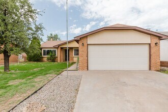 Building Photo - 4 Bedroom, 2 Bath house with New Carpet