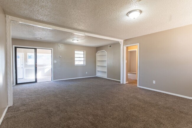 Building Photo - Spacious 4-Bedroom Retreat in the Heart of...