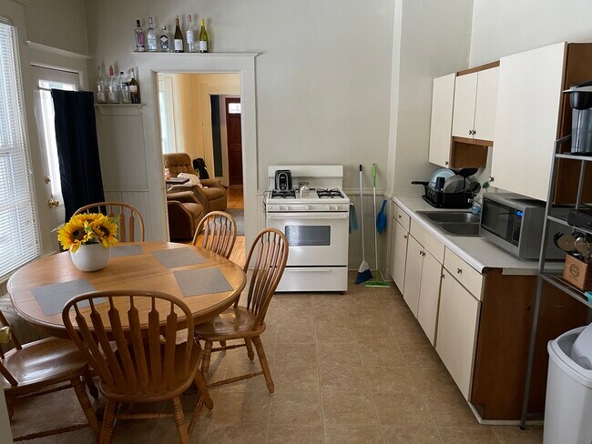 Foto del edificio - 858 Elmwood Ave