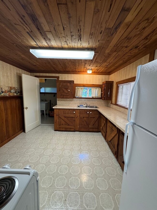 Building Photo - 3 Bedroom home SE Roseburg home