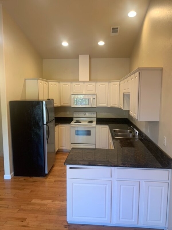 Foto del edificio - 205 Classick Dr