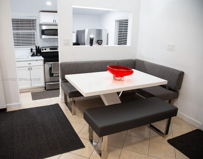 Foto del edificio - 947 NE 149th St