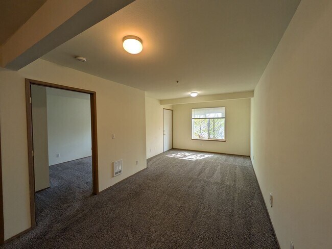 Building Photo - 2 bed/1 bath Apartment on Northwest Ave!