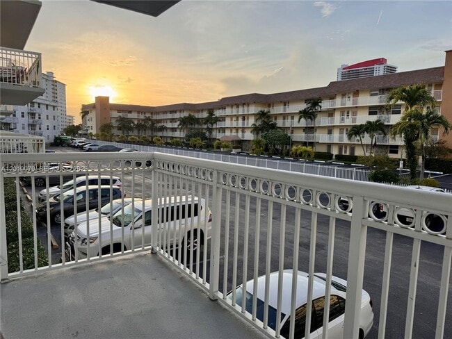 Building Photo - 1913 S Ocean Dr