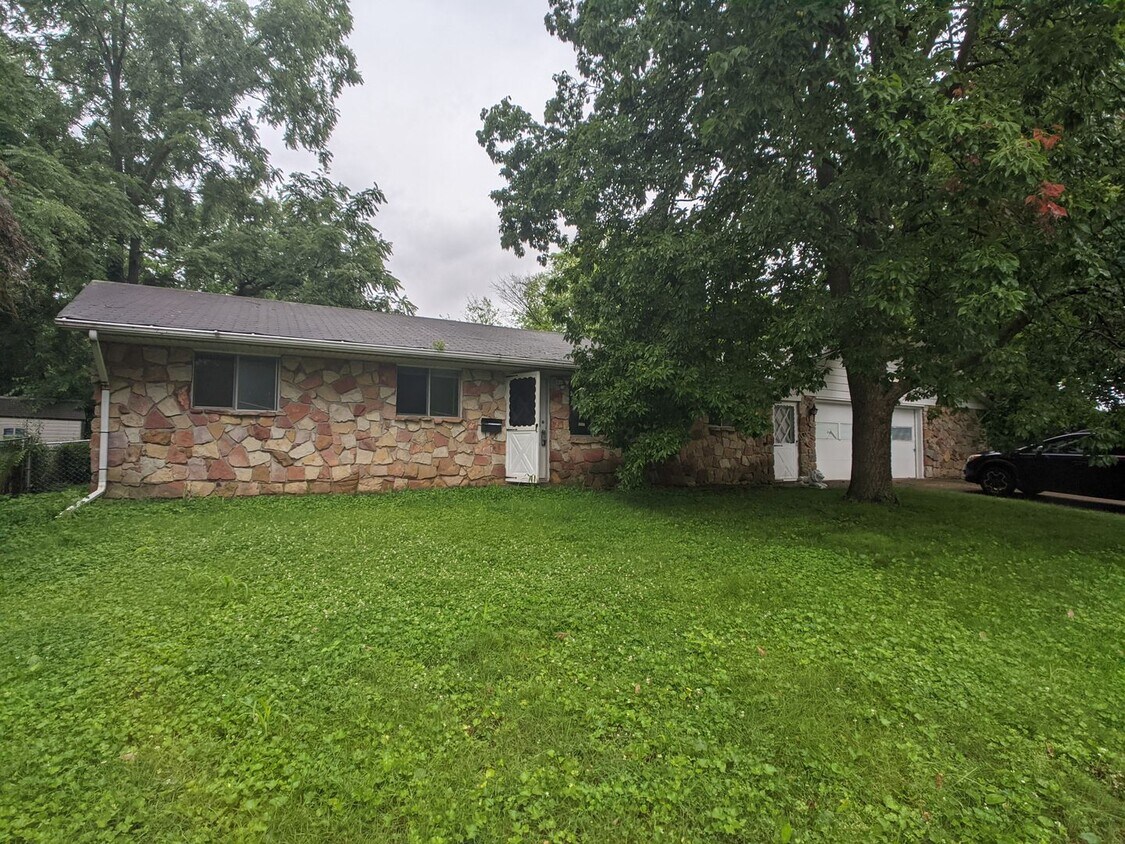 Primary Photo - Buick Dr Duplex