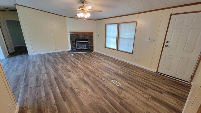 Foto del edificio - 1739 Stinking Creek Rd
