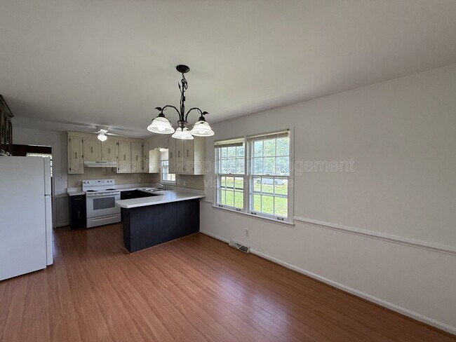 Building Photo - 1804 Sherwood Dr