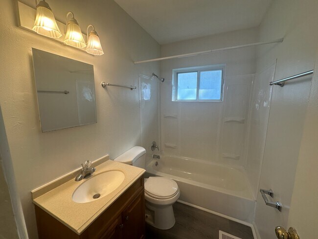 Bathroom - 1927 Vaughn St