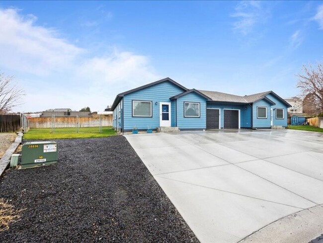 Building Photo - 3106 S Elm Ct