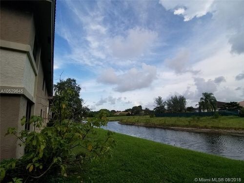 Foto del edificio - 10624 Royal Palm Blvd