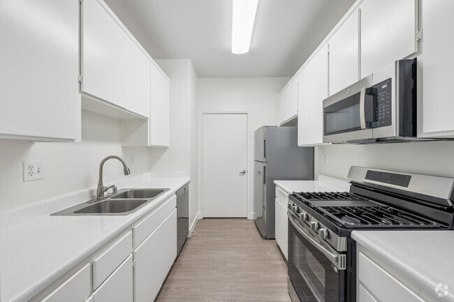 2 habitaciones, 2 baños - 1090 pies cuadrados - Cocina - Northpoint Apartments at CSUN