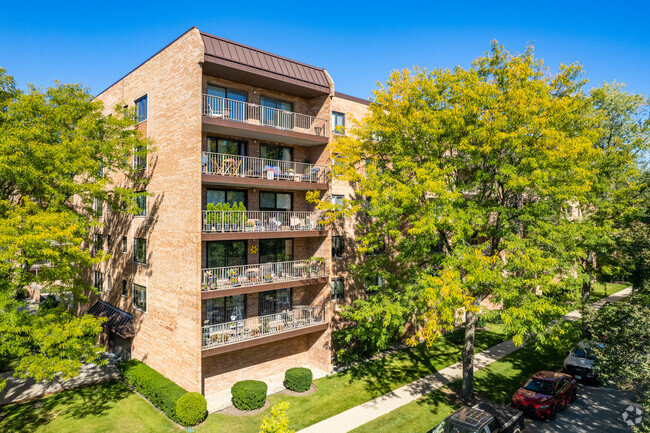 Building Photo - Plaza Des Plaines