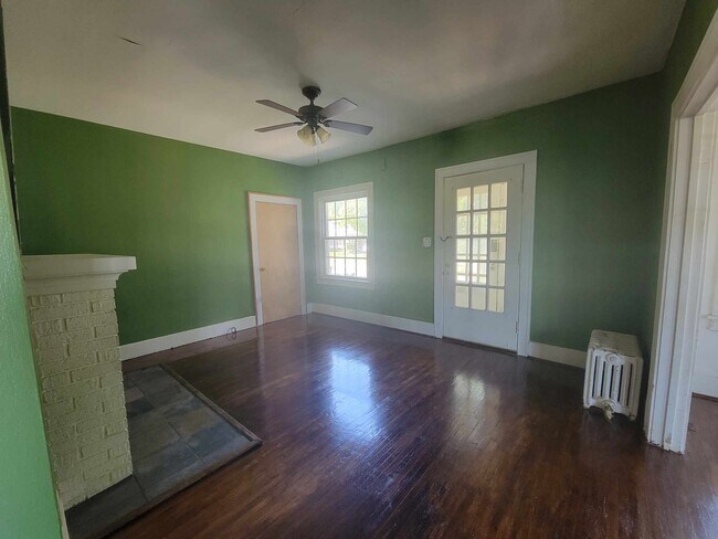 Living Room, hardwood floor - 1402 S 4th St