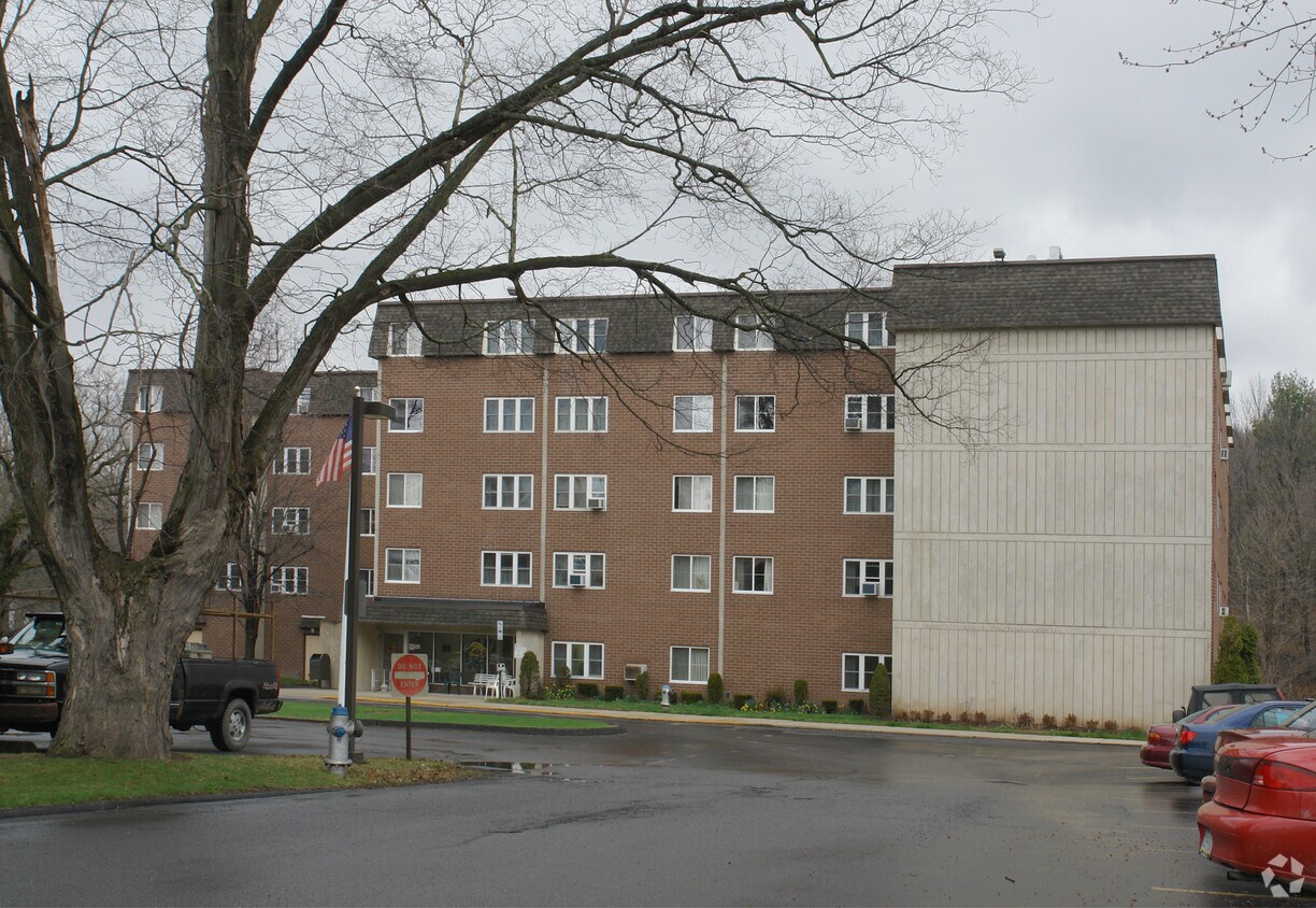 Building Photo - Pinnacle Towers
