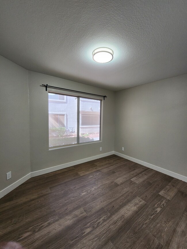 Building Photo - 3038 Tarpon Dr