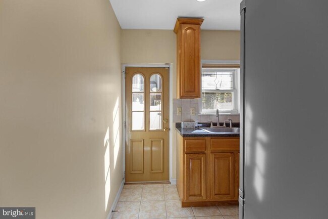 Building Photo - 3057 Edgemont St
