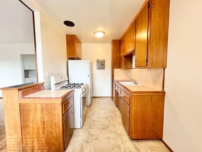 Building Photo - Charming 1 Bed / 1 Bath – Top-Floor Unit with Exceptional Natural Light