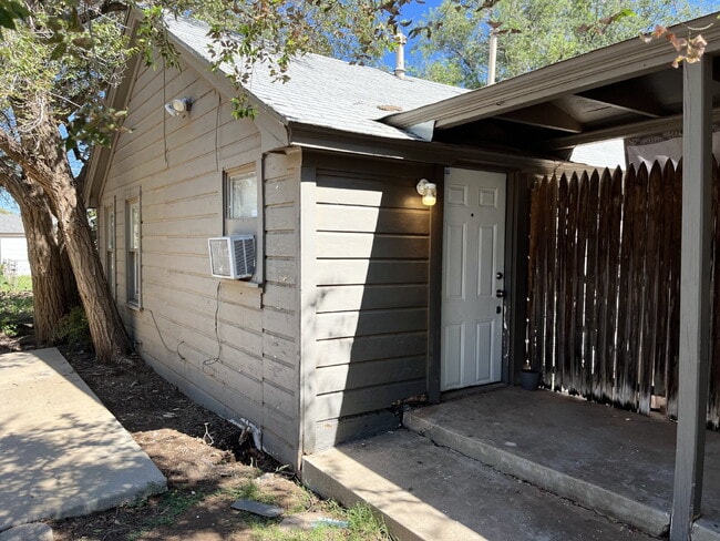 Building Photo - Great Rear Unit with Loft!