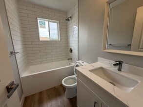 Building Photo - 98 Forest St