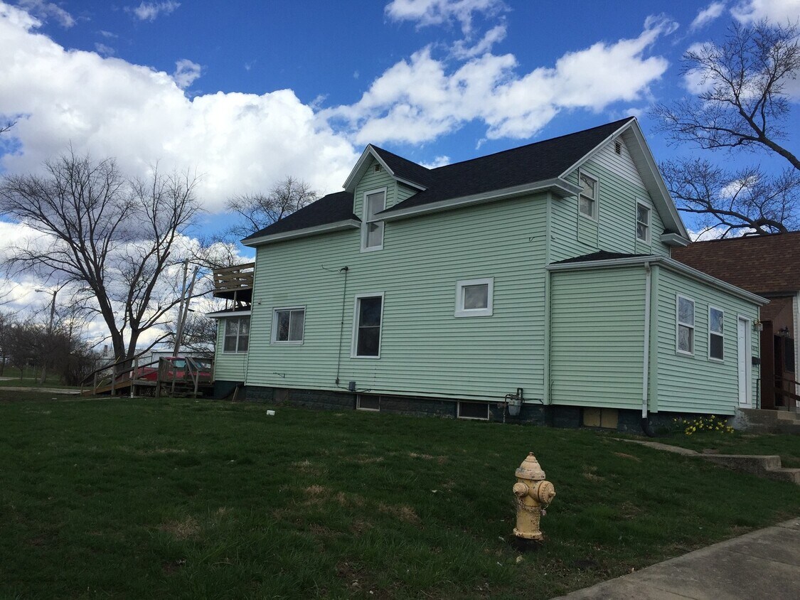 Foto principal - 2-Story 4 Bed/2 Bath Home with Basement & W/D