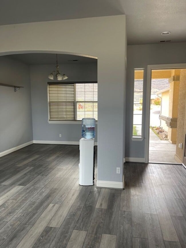Building Photo - Newer Home
