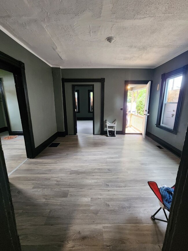 Building Photo - Three Bedroom Single Family Home!