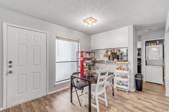 Foto del edificio - 3115 Helms St