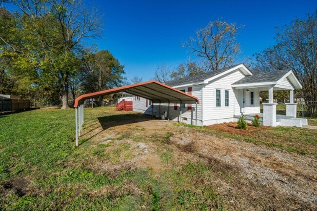 Building Photo - Spacious and Stunning 3-Bedroom, 2-Bath Ho...