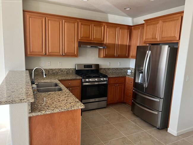 Building Photo - MODERN LIVING WITH TILE FLOOR DOWN AND NEW CARPET UP. OPEN FLOOR PLAN AND HIGH CEILINGS!!!