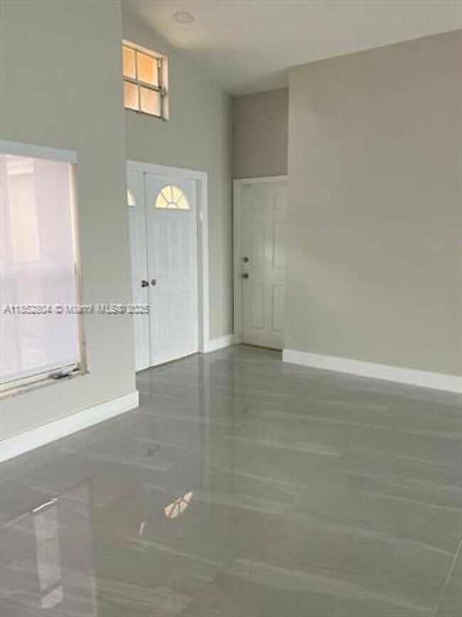 Foto del edificio - 880 NW 123rd Ct