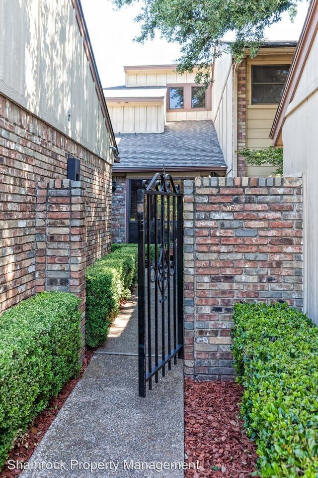 Building Photo - 4512 Village Oak Dr